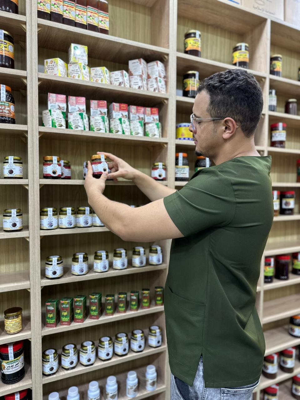 المنشّط الطبيعي – عسل بالأعشاب الحرّة استعدّ ليومك بطاقةٍ لا تنتهي، وحيويةٍ تعيدك إلى نفسك الأولى