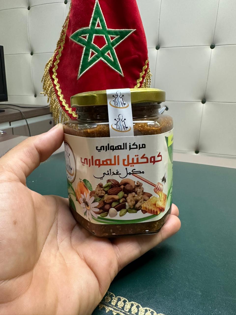 كوكتيل المكسرات بالعسل الحر والأعشاب