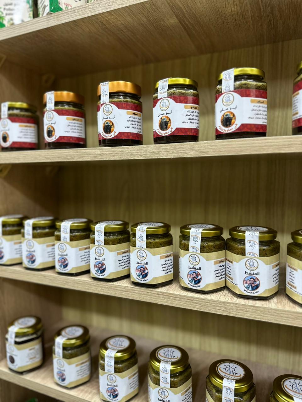 المنشّط الطبيعي – عسل بالأعشاب الحرّة استعدّ ليومك بطاقةٍ لا تنتهي، وحيويةٍ تعيدك إلى نفسك الأولى